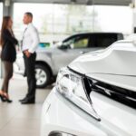 gros-plan-voiture-homme-femme-derriere_23-2148333022