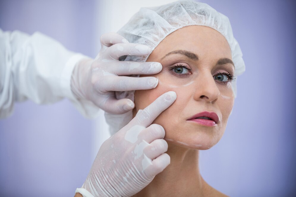 docteur-examiner-patientes-figure-traitement-cosmetique_107420-74121
