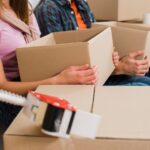 gros-plan-jeune-couple-tenue-cartons-dans-main-leur-nouvelle-maison_23-2148095524