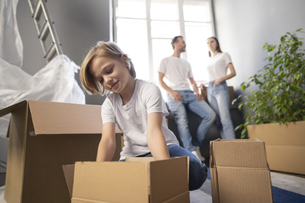 jeune-famille-emmenageant-dans-une-nouvelle-maison