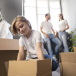jeune-famille-emmenageant-dans-une-nouvelle-maison